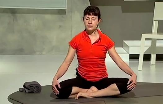 Postura de la media rueda, aprende cómo realizar esta asana de yoga