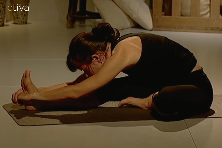 posturas de yoga para aliviar el dolor menstrual