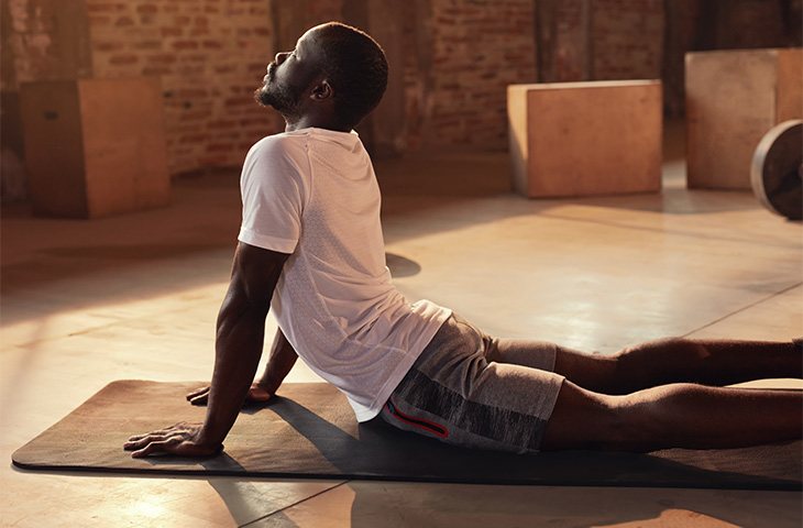 ejercicios de yoga para aliviar el dolor de espalda