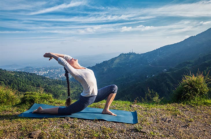 Postura de la luna creciente en ejercicios de yoga