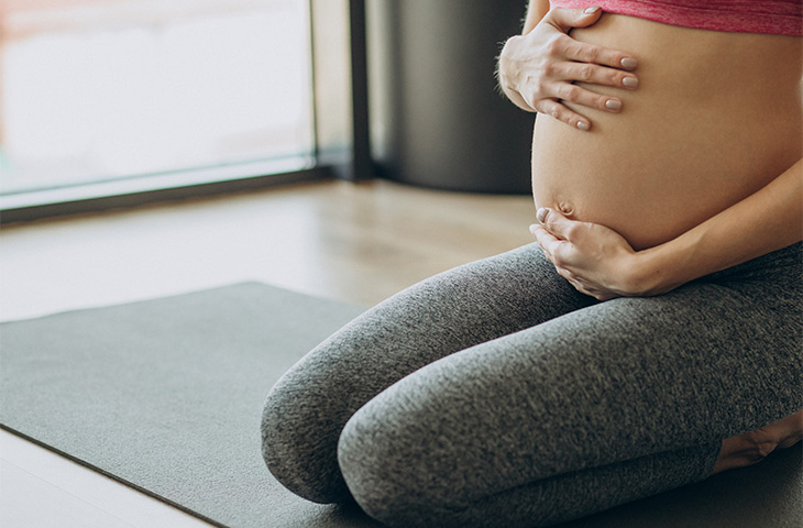 posturas de yoga para mujeres embarazadas