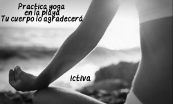 Practica yoga en la playa
